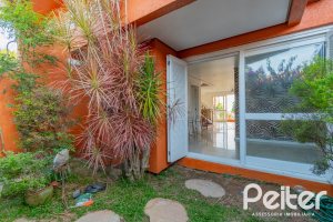 Casa em Condomínio à venda com 252m², 3 dormitórios, 2 suítes, 3 vagas, no bairro Vila Assunção em Porto Alegre