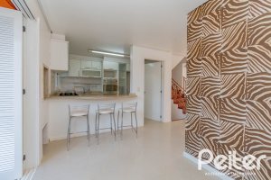 Casa em Condomínio à venda com 252m², 3 dormitórios, 2 suítes, 3 vagas, no bairro Vila Assunção em Porto Alegre