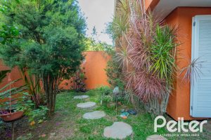 Casa em Condomínio à venda com 252m², 3 dormitórios, 2 suítes, 3 vagas, no bairro Vila Assunção em Porto Alegre