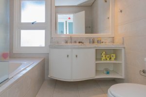 Casa em Condomínio à venda com 252m², 3 dormitórios, 2 suítes, 3 vagas, no bairro Vila Assunção em Porto Alegre