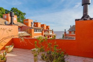 Casa em Condomínio à venda com 252m², 3 dormitórios, 2 suítes, 3 vagas, no bairro Vila Assunção em Porto Alegre