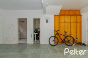 Casa em Condomínio à venda com 252m², 3 dormitórios, 2 suítes, 3 vagas, no bairro Vila Assunção em Porto Alegre