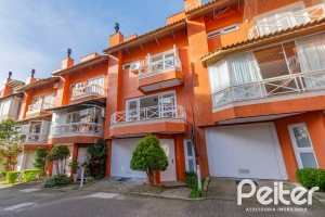 Casa em Condomínio à venda com 252m², 3 dormitórios, 2 suítes, 3 vagas, no bairro Vila Assunção em Porto Alegre