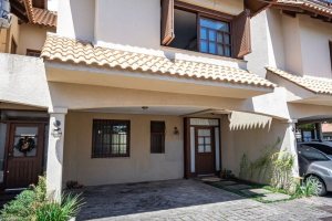 Casa em Condomínio à venda com 219m², 3 dormitórios, 1 suíte, 2 vagas, no bairro Tristeza em Porto Alegre