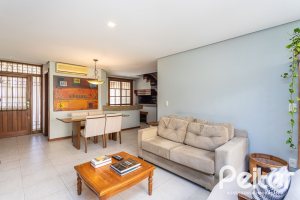 Casa em Condomínio à venda com 219m², 3 dormitórios, 1 suíte, 2 vagas, no bairro Tristeza em Porto Alegre