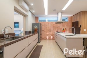 Casa em Condomínio à venda com 550m², 5 dormitórios, 4 suítes, 4 vagas, no bairro Terra Ville em PORTO ALEGRE