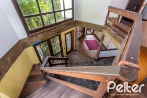 Casa à venda com 349m², 5 dormitórios, 1 suíte, 4 vagas, no bairro Vila Assunção em Porto Alegre