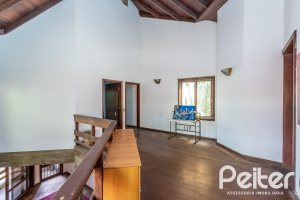 Casa à venda com 349m², 5 dormitórios, 1 suíte, 4 vagas, no bairro Vila Assunção em Porto Alegre