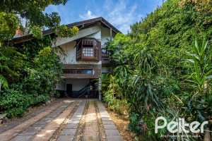 Casa à venda com 349m², 5 dormitórios, 1 suíte, 4 vagas, no bairro Vila Assunção em Porto Alegre