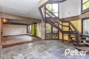 Casa à venda com 349m², 5 dormitórios, 1 suíte, 4 vagas, no bairro Vila Assunção em Porto Alegre