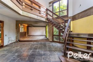 Casa à venda com 349m², 5 dormitórios, 1 suíte, 4 vagas, no bairro Vila Assunção em Porto Alegre