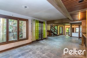 Casa à venda com 349m², 5 dormitórios, 1 suíte, 4 vagas, no bairro Vila Assunção em Porto Alegre