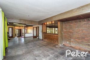 Casa à venda com 349m², 5 dormitórios, 1 suíte, 4 vagas, no bairro Vila Assunção em Porto Alegre