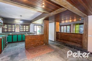 Casa à venda com 349m², 5 dormitórios, 1 suíte, 4 vagas, no bairro Vila Assunção em Porto Alegre