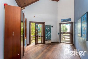 Casa à venda com 349m², 5 dormitórios, 1 suíte, 4 vagas, no bairro Vila Assunção em Porto Alegre