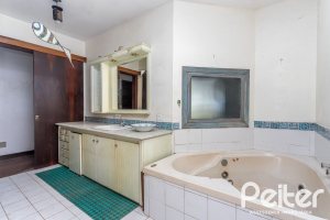 Casa à venda com 349m², 5 dormitórios, 1 suíte, 4 vagas, no bairro Vila Assunção em Porto Alegre