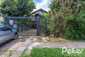 Casa à venda com 349m², 5 dormitórios, 1 suíte, 4 vagas, no bairro Vila Assunção em Porto Alegre