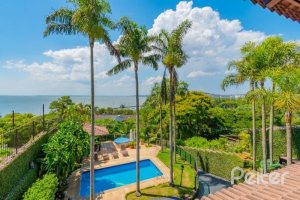 Casa à venda com 430m², 3 dormitórios, 2 suítes, 4 vagas, no bairro Vila Assunção em Porto Alegre