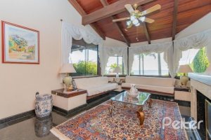 Casa à venda com 430m², 3 dormitórios, 2 suítes, 4 vagas, no bairro Vila Assunção em Porto Alegre