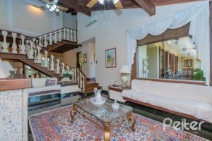 Casa à venda com 430m², 3 dormitórios, 2 suítes, 4 vagas, no bairro Vila Assunção em Porto Alegre