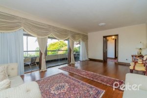 Casa à venda com 430m², 3 dormitórios, 2 suítes, 4 vagas, no bairro Vila Assunção em Porto Alegre