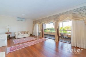 Casa à venda com 430m², 3 dormitórios, 2 suítes, 4 vagas, no bairro Vila Assunção em Porto Alegre