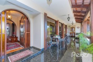 Casa à venda com 430m², 3 dormitórios, 2 suítes, 4 vagas, no bairro Vila Assunção em Porto Alegre