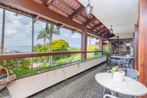 Casa à venda com 430m², 3 dormitórios, 2 suítes, 4 vagas, no bairro Vila Assunção em Porto Alegre