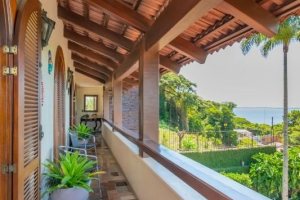 Casa à venda com 430m², 3 dormitórios, 2 suítes, 4 vagas, no bairro Vila Assunção em Porto Alegre