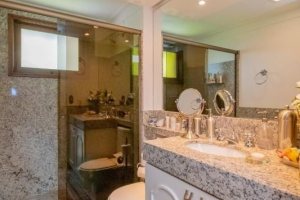 Casa à venda com 430m², 3 dormitórios, 2 suítes, 4 vagas, no bairro Vila Assunção em Porto Alegre