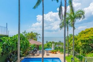 Casa à venda com 430m², 3 dormitórios, 2 suítes, 4 vagas, no bairro Vila Assunção em Porto Alegre