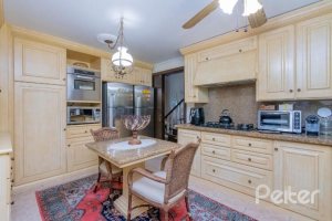 Casa à venda com 430m², 3 dormitórios, 2 suítes, 4 vagas, no bairro Vila Assunção em Porto Alegre