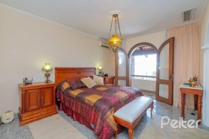 Casa à venda com 430m², 3 dormitórios, 2 suítes, 4 vagas, no bairro Vila Assunção em Porto Alegre