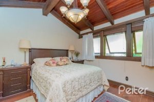 Casa à venda com 430m², 3 dormitórios, 2 suítes, 4 vagas, no bairro Vila Assunção em Porto Alegre