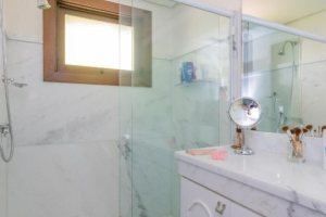 Casa à venda com 430m², 3 dormitórios, 2 suítes, 4 vagas, no bairro Vila Assunção em Porto Alegre