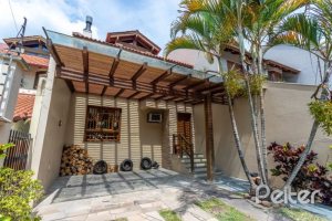 Casa à venda com 171m², 3 dormitórios, 1 suíte, 2 vagas, no bairro Ipanema em Porto Alegre