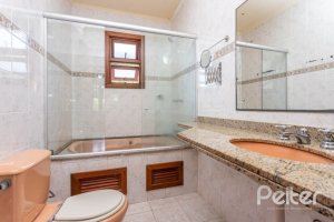 Casa à venda com 171m², 3 dormitórios, 1 suíte, 2 vagas, no bairro Ipanema em Porto Alegre