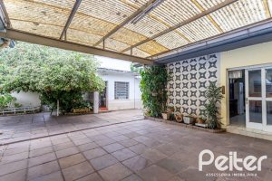 Casa à venda com 225m², 4 dormitórios, 2 suítes, 4 vagas, no bairro Tristeza em Porto Alegre