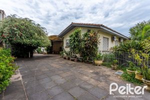 Casa à venda com 225m², 4 dormitórios, 2 suítes, 4 vagas, no bairro Tristeza em Porto Alegre