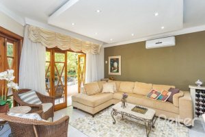 Casa em Condomínio à venda com 255m², 3 dormitórios, 1 suíte, 4 vagas, no bairro Jardim Isabel em Porto Alegre