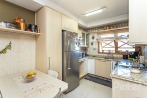 Casa em Condomínio à venda com 255m², 3 dormitórios, 1 suíte, 4 vagas, no bairro Jardim Isabel em Porto Alegre