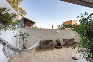 Casa em Condomínio à venda com 255m², 3 dormitórios, 1 suíte, 4 vagas, no bairro Jardim Isabel em Porto Alegre