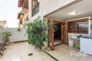 Casa em Condomínio à venda com 255m², 3 dormitórios, 1 suíte, 4 vagas, no bairro Jardim Isabel em Porto Alegre