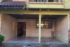 Casa à venda com 176m², 3 dormitórios, 1 suíte, 4 vagas, no bairro Jardim Isabel em Porto Alegre