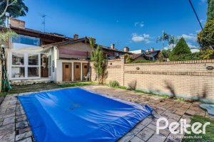 Casa à venda com 176m², 3 dormitórios, 1 suíte, 4 vagas, no bairro Jardim Isabel em Porto Alegre