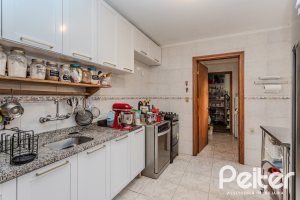 Casa à venda com 176m², 3 dormitórios, 1 suíte, 4 vagas, no bairro Jardim Isabel em Porto Alegre