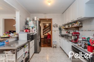 Casa à venda com 176m², 3 dormitórios, 1 suíte, 4 vagas, no bairro Jardim Isabel em Porto Alegre