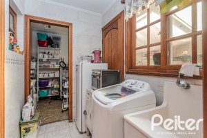 Casa à venda com 176m², 3 dormitórios, 1 suíte, 4 vagas, no bairro Jardim Isabel em Porto Alegre