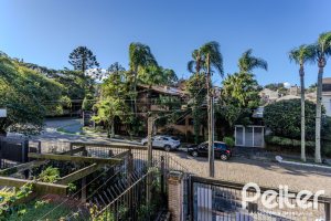 Casa à venda com 176m², 3 dormitórios, 1 suíte, 4 vagas, no bairro Jardim Isabel em Porto Alegre