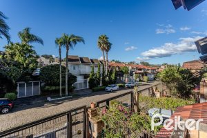 Casa à venda com 176m², 3 dormitórios, 1 suíte, 4 vagas, no bairro Jardim Isabel em Porto Alegre